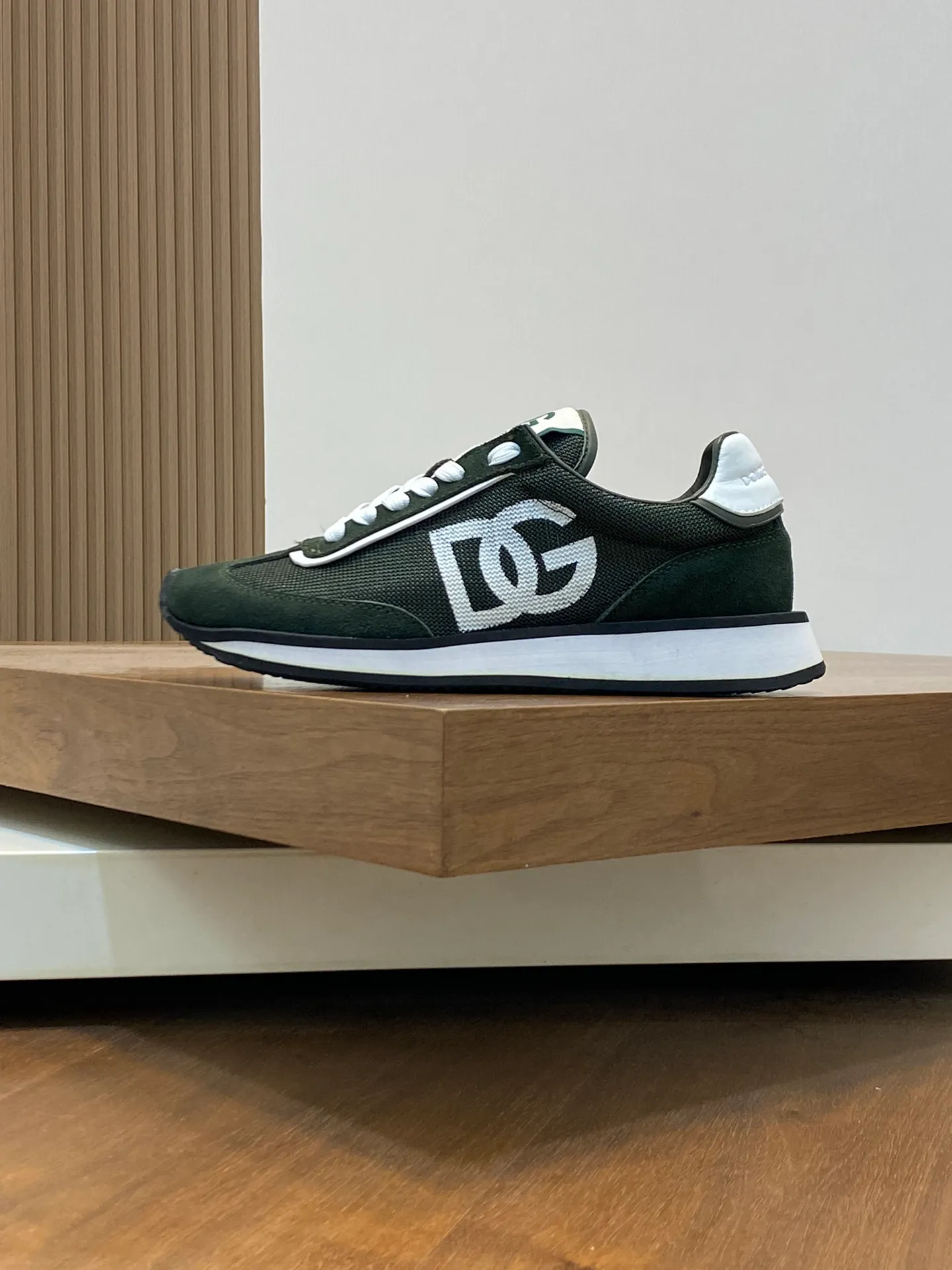 Men's Men's Shoes💰440【New Style】🐝🐝DG••New••Dolce&G*_dgDolce&G*_dgDolce & G*_dg 2024 Early Spring New Men's Lace-up Leather Casual Sports Shoes Made of imported suede cowhide spliced ​​with waterproof fabric, mixed and matched color design, a fashionable and energetic sports shoe that easily meets the needs of modern dressing and highlights the contemporary lifestyle style. The foot is fully lined with cowhide for greater comfort. The tongue and heel are decorated with logos. It is equipped with a rubber outsole. The heel and toe are wrapped to further protect our feet. It is a model worth buying! Size: 39-44 (customized at 38.45)